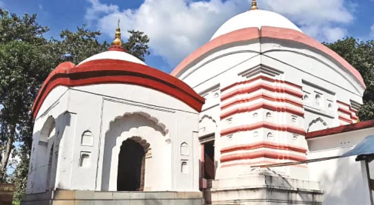 প্রতিপদ থেকেই গোসানিমারি কামতেশ্বরী মন্দিরে দুর্গাপুজো