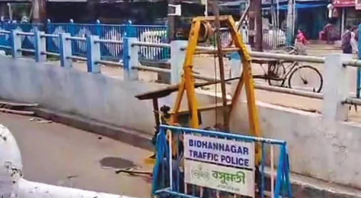 পাতিপুকুরে রাস্তার উপর হদিশ নেই ম্যানহোলের!