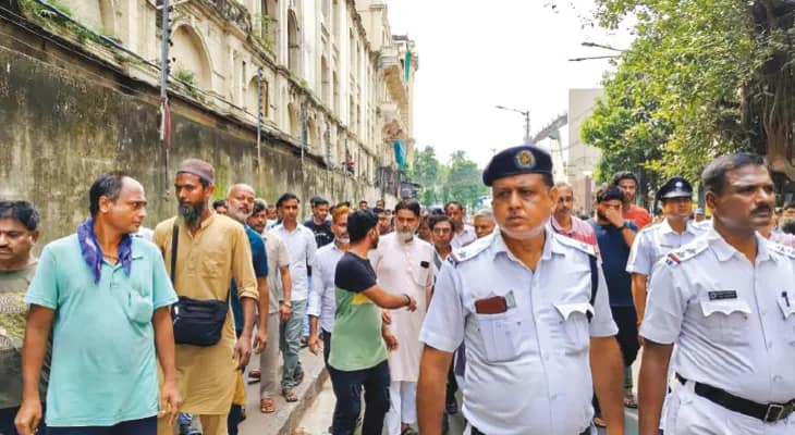 ধর্মতলায় কলকাতা পুরভবনের চারপাশে  হকারদের দখলদারি সরাতে যৌথ অভিযান