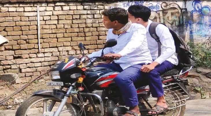 পুজোয় হেলমেটহীন বাইক চালকদের বিরুদ্ধে অভিযান, আইন ভঙ্গকারীদের ছাড় দেবে না পুলিশ