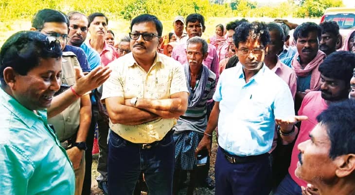 ভাবাদিঘি: বিক্ষোভকারীদের প্রশাসনিক বৈঠকের আর্জি, রাস্তায় দাঁড়িয়েই গ্রামবাসীদের সঙ্গে কথা