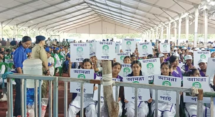 জলপাইগুড়ির এবিপিসি মাঠে মুখ্যমন্ত্রী মমতা বন্দ্যোপাধ্যায়ের সভায় কন্যাশ্রীরা