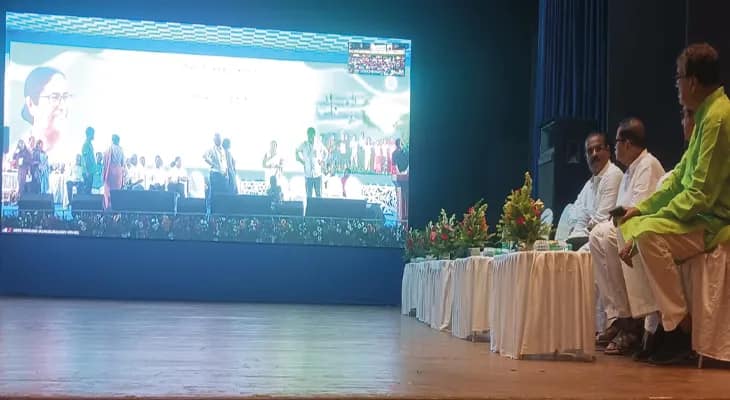 জলপাইগুড়িতে মুখ্যমন্ত্রীর সভার আগে কোচবিহারের রবীন্দ্রভবনে সরকারি অনুষ্ঠানে উপস্থিত বিশিষ্টরা, কিছুক্ষণের মধ্যেই শুরু হবে অনুষ্ঠান