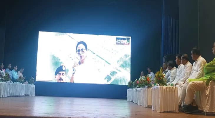 কোচবিহারের রবীন্দ্রভবনে মুখ্যমন্ত্রীর ভার্চুয়াল অনুষ্ঠানে যোগ দিয়েছেন জেলা শাসক অরবিন্দকুমার মিনা, পুলিশ সুপার দ্যুতিমান ভট্টাচার্য, কোচবিহার পুরসভার চেয়ারম্যান রবীন্দ্রনাথ ঘোষ সহ বিভিন্ন ব্ল