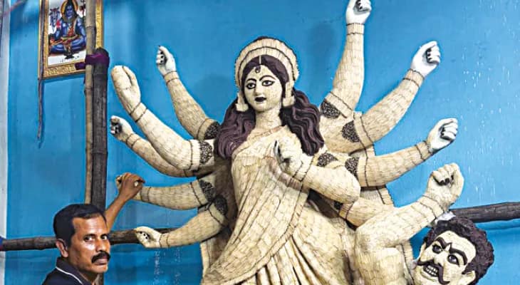 মোহনপুরের সর্বপল্লি সর্বজনীন দুর্গোৎসব কমিটি: সাত লক্ষের বেশি দেশলাই কাঠি দিয়ে দুর্গা, চমক কালিয়াগঞ্জের জ্যোতির্ময়ের