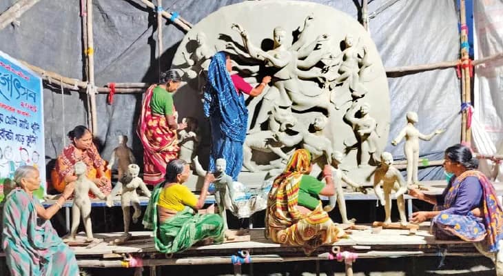 মন্দিরবাজারে থিমের বাহার. ফুটবলের আদলে মণ্ডপ, দাবার ঘুঁটি, বল ও লাট্টুর তৈরি প্রতিমা
