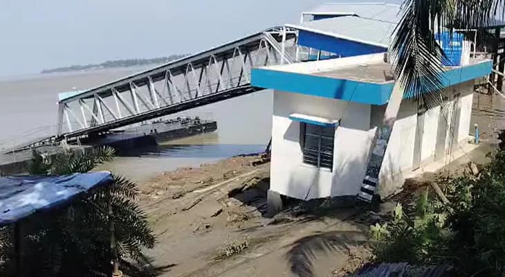 অনির্দিষ্টকালের জন্য বন্ধ ফেরি চলাচল, দীর্ঘপথ ঘুরে গন্তব্যে যেতে হচ্ছে যাত্রীদের