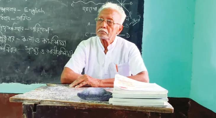 মানুষ গড়ার নেশা, অবসরের পর ২২ বছর বিনা বেতনের শিক্ষক কাশীপুরের ‘দাদু স্যার’