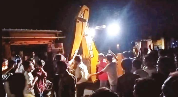 ফুটপাতে স্থায়ী দোকান ভাঙতে এসে ফিরল প্রশাসন