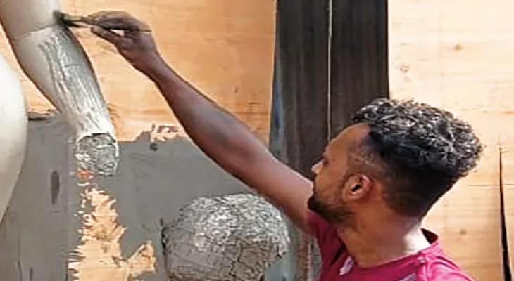 দেবী দুর্গাকে মা যশোদা রূপে ফুটিয়ে তুলছেন থিমশিল্পী, পরনে লেহেঙ্গা