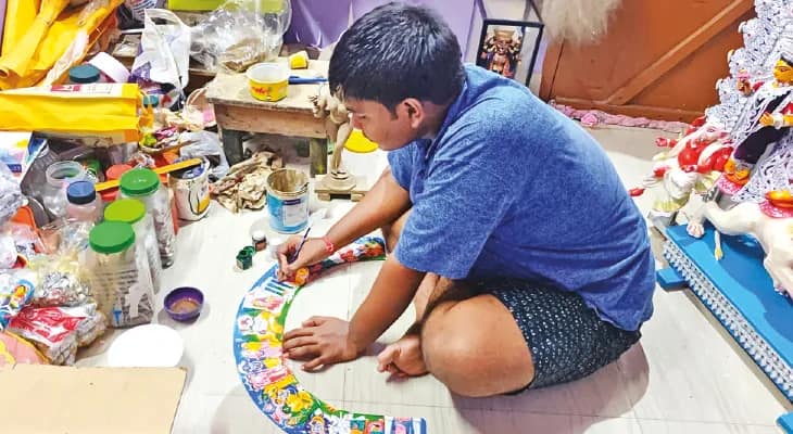 উচ্চ মাধ্যমিক পরীক্ষার প্রস্তুতির মাঝেই দুর্গা প্রতিমা গড়ছে শান্তিপুরের প্রিয়াংশু