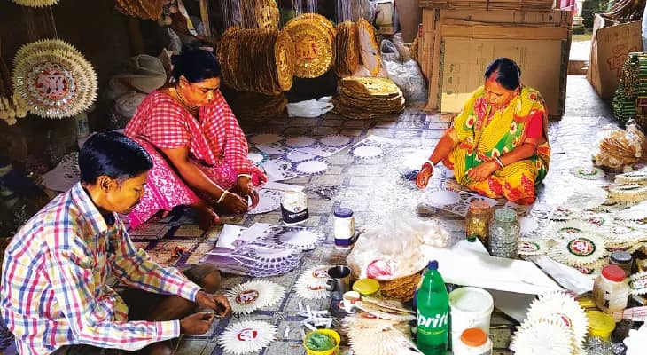 থার্মোকলের উপর নিষেধাজ্ঞা, শোলার সাজেই ফিরছেন উমা, দক্ষ কারিগর না মেলায় চিন্তা নবদ্বীপে