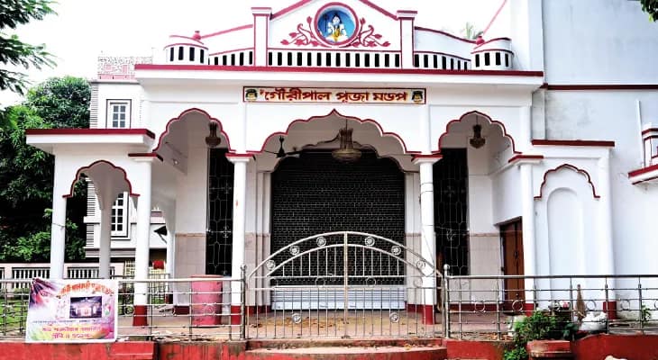 বালুরঘাটের পালবাড়ির পুজোয় দেবীর ভোগে থাকে পান্তাভাত, রাইখর-বোয়াল