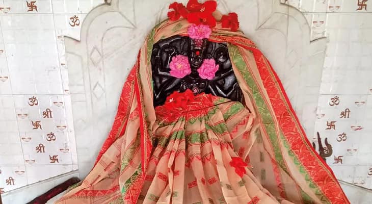 অষ্টধাতুতে তৈরি উমার আরাধনার পরই শাঁকারি গ্রামে শুরু হয় বাকি সমস্ত পুজো