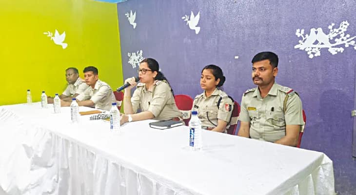 হেলমেট বা মাস্ক পরে প্রবেশ করা যাবে না সোনার দোকানে, ডাকাতি রুখতে গোবরডাঙায় নিদান পুলিসের