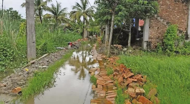 বর্ষায় রাস্তা মেরামত, দুর্ভোগে  প্রতাপাদিত্যনগরের বাসিন্দারা