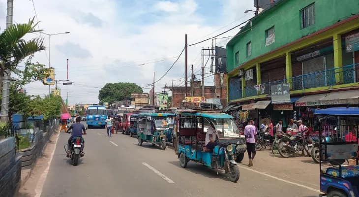 পুজোর মুখে টোটোর দৌরাত্ম্যে নাজেহাল গঙ্গারামপুর শহরবাসী