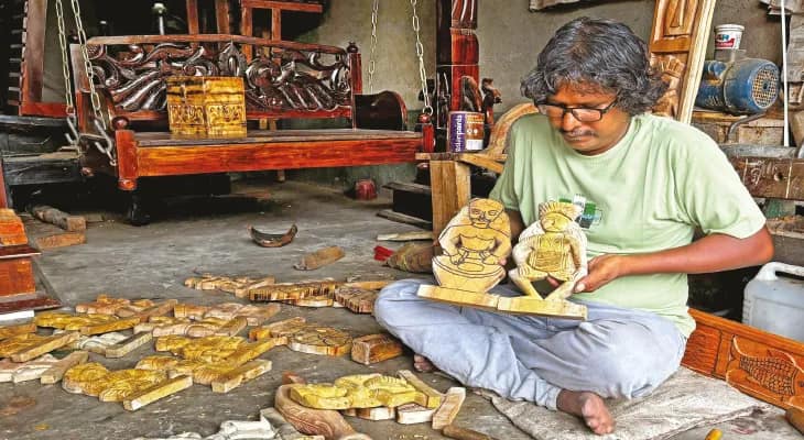অগ্রদ্বীপের অক্ষয়ের কাঠের তৈরি আদিবাসী গ্রাম কলকাতার মণ্ডপে