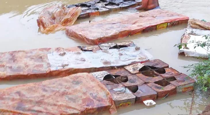 নদীর জলে চোলাই লুকিয়ে ব্যবসা, সাঁতার-অভিযানে উদ্ধার দু’হাজার লিটার