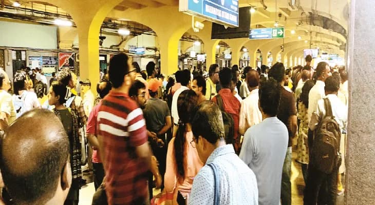 ‘ঘোষণাই শুনতে পাচ্ছি না’, বিজ্ঞাপন আস্তে চালানোর দাবি যাত্রীদের