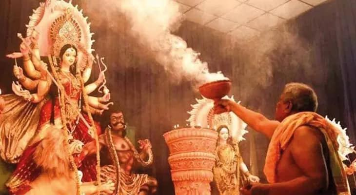 দুর্গাপুজোয় বরানগরে ডার্বির উত্তেজনা  ‘বাংলার মুখ’ বনাম ‘টান’ থিমের জমজমাট যুদ্ধ