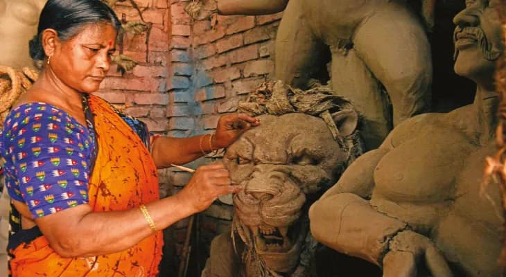 দুর্গা গড়েন-মূর্তি তৈরি শেখান, রান্না করেন, সবাই বলে অন্নপূর্ণা, হাওড়ার একমাত্র মহিলা মৃৎশিল্পী নমিতা সর