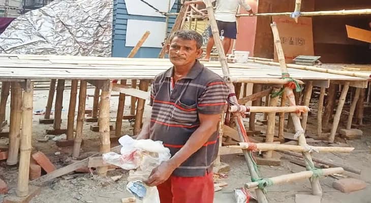 নিজের তাগিদেই ফি বছর মণ্ডপের যাবতীয় জঞ্জাল সাফ করেন জামাই