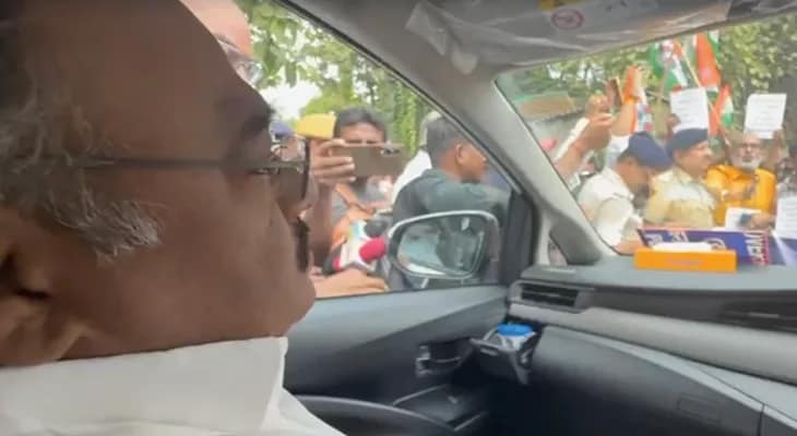 বেতন বন্ধ , ফুটবল টুর্নামেন্টে গিয়ে হাওড়ায় বিক্ষোভের মুখে শমীক