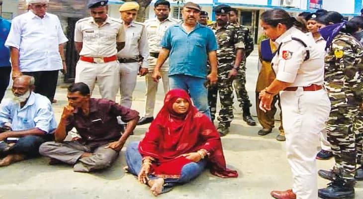 এসপি অফিসের গেট বন্ধ করায় ধর্নায় বসলেন তামান্নার বাবা-মা