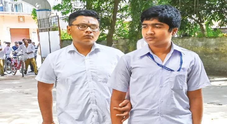 চোখ হারিয়েও উচ্চ মাধ্যমিক পরীক্ষার্থী প্রীতম