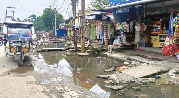 রাস্তায় জল জমছে, বাড়ছে ভোগান্তি ভিডিও পাঠিয়েও হয়নি সমাধান