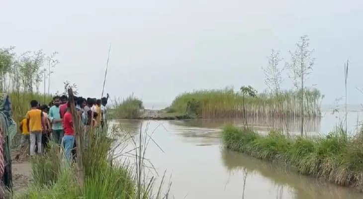 সুলতানটোলায় ব্যাপক ভাঙন, ঘর ছাড়ছেন গঙ্গাপাড়ের মানুষ, বিপদসীমার ২৯ সেমি উপর দিয়ে বইছে জল, জারি হলুদ সতর্কতা