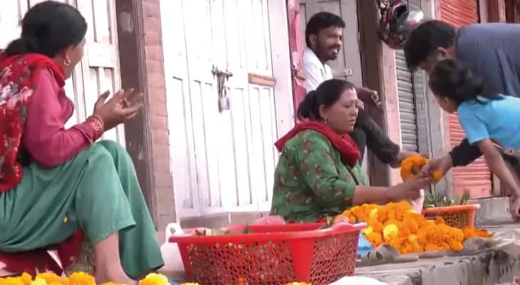 নেপালের কাঠমাণ্ডুতে কার্ফু শিথিলের পর স্বাভাবিক হচ্ছে জনজীবন