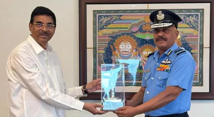 ওড়িশার রাজ্যপালের সঙ্গে দেখা করলেন এয়ার মার্শাল জিতেন্দ্র মিশ্র