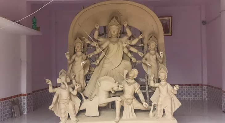 ঘোড়ানাশের রায়বাড়িতে দুর্গা প্রতিমা দড়ি দিয়ে গাছের সঙ্গে বেঁধে রাখা হয়