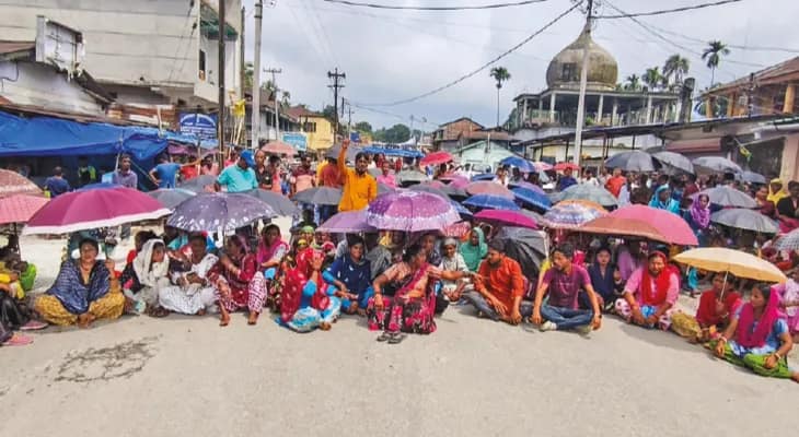 একরাতে বন্ধ তিনটি চা বাগান,  সকাল থেকে অবরোধ শ্রমিকদের