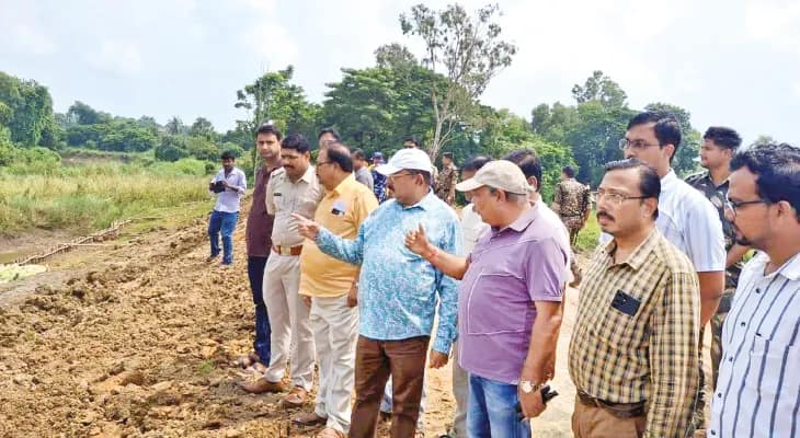 লাভপুরে বাঁধের দুর্বল অংশ পরিদর্শনে আধিকারিকরা
