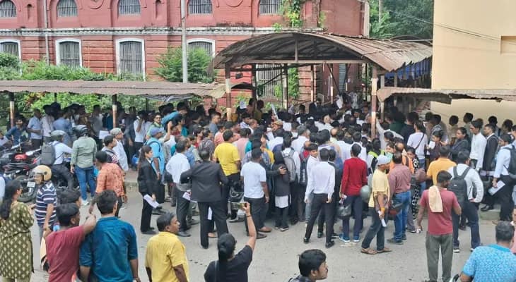 আলিপুর লোক আদালতে মানুষের ভিড়, ব্যাপক লম্বা লাইন