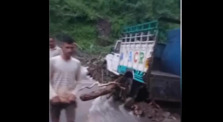 হিমাচলপ্রদেশের বিলাসপুর জেলায় ফের মেঘভাঙা বৃষ্টি, ধ্বংসাবশেষের নীচে একাধিক গাড়ি
