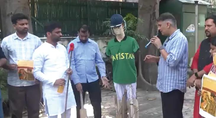এশিয়া কাপে আসন্ন ভারত-পাকিস্তান ম্যাচের প্রতিবাদে দিল্লিতে বিক্ষোভ দেখাচ্ছেন আপ কর্মী সমর্থকেরা