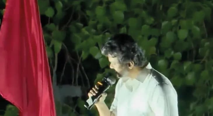 তামিলনাড়ুর আরিয়ালুরে রোড শো শেষে বক্তব্য রাখছেন টিভিকে প্রধান তথা অভিনেতা বিজয়