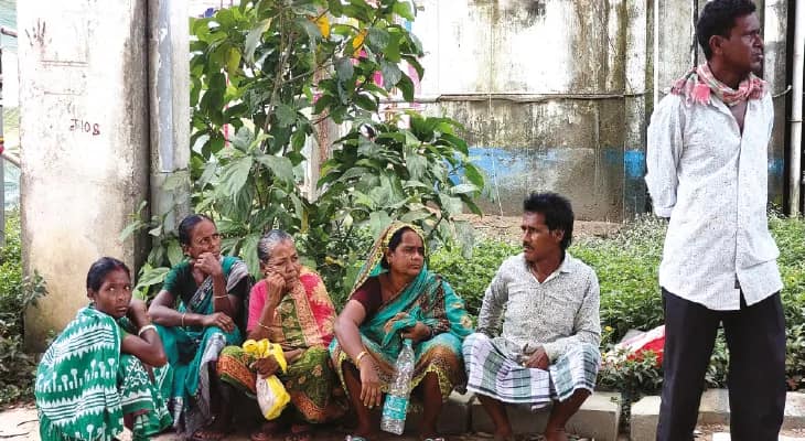 ছ’জনের দেহ গ্রামে ফিরতেই কান্নায় ভেঙে পড়লেন আত্মীয়-পরিজনরা
