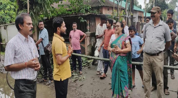 বেহাল রাস্তা সংস্কারের দাবিতে কাউন্সিলারকে ঘিরে বিক্ষোভ ওয়ার্ডে