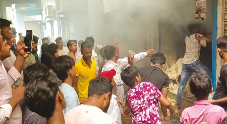 মুদি দোকানের গোডাউনে মজুত  আতশবাজি, অগ্নিকাণ্ডে জখম ১
