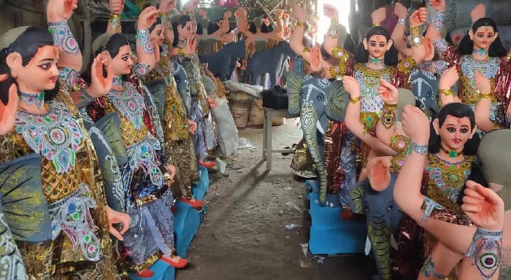 কৃষ্ণনগরের শিল্পালয়গুলিতে দুর্গাপ্রতিমার  সঙ্গে বিশ্বকর্মার মূর্তি তৈরির ব্যস্ততা চরমে