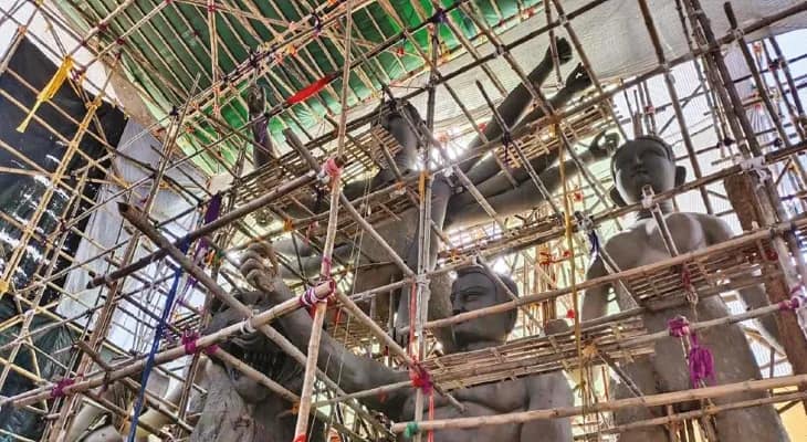 এবার ৫১ ফুটের দুর্গা প্রতিমা বানিয়ে চমক দিতে চলেছে স্বস্তিকা যুবক সংঘ