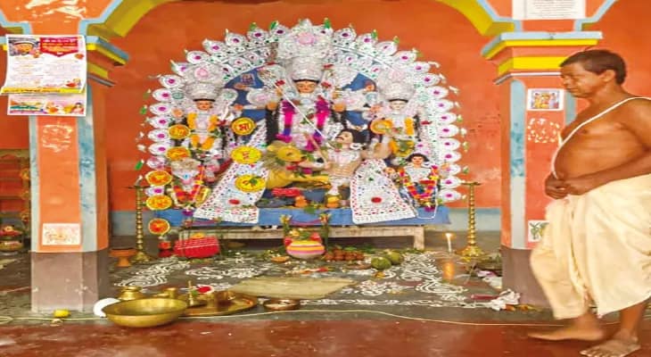 দেড়শো বছর ধরেই ‘অভিশপ্ত’ জমির আয় থেকে পুজো হয় মণ্ডল পরিবারে