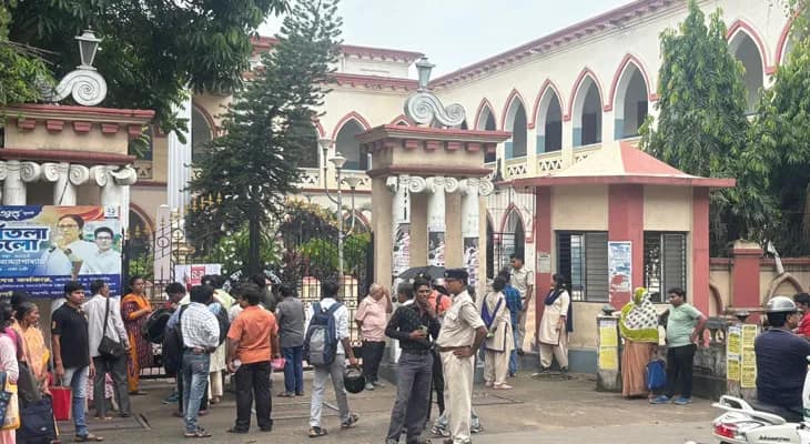 এসএসসি: মুর্শিদাবাদের বহরমপুরের কৃষ্ণনাথ কলেজে পরীক্ষার্থীদের ভিড়