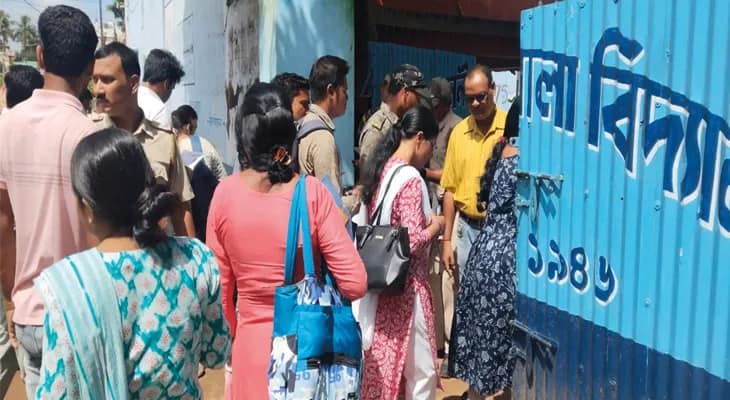এসএসসি: ঝাড়গ্রামে ননীবালা হাইস্কুলে প্রবেশ করছেন পরীক্ষার্থীরা