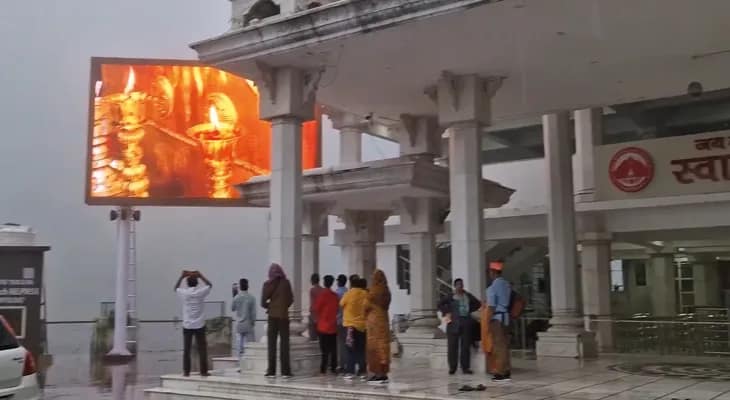 জম্মু ও কাশ্মীরের কাটরায় মাতা বৈষ্ণো দেবীর মন্দির চত্বরে ভারী বৃষ্টি